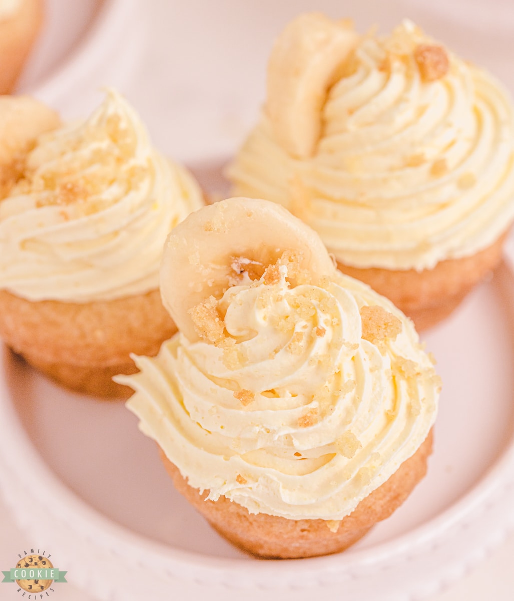 banana cream pie cookies with sliced banana on top