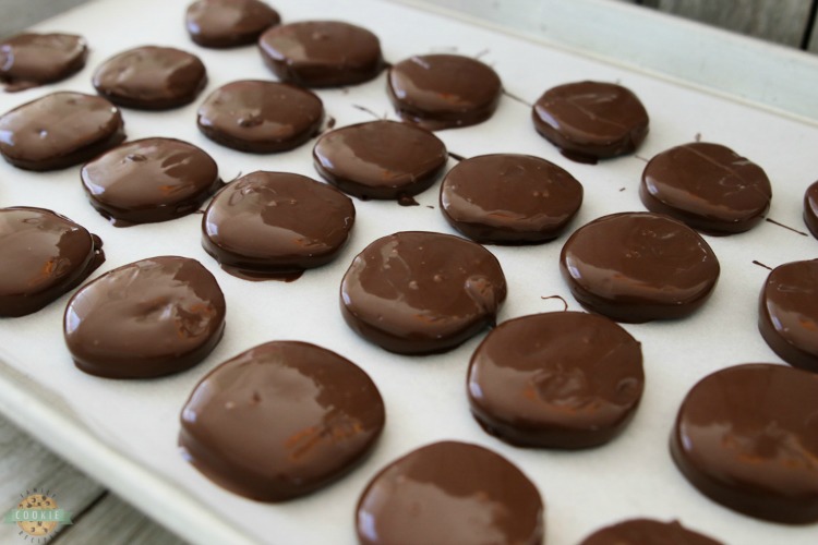 Thin Mints Cookies made with homemade buttery chocolate cookies dipped in mint fudge glaze. This simple recipe for copycat Thin Mints tastes even better than the original!