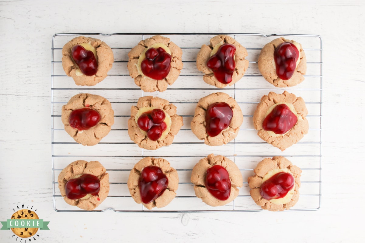 Cheesecake Cookies are graham cracker cookies baked with a simple cheesecake filling and topped with your favorite fruit or pie filling. 