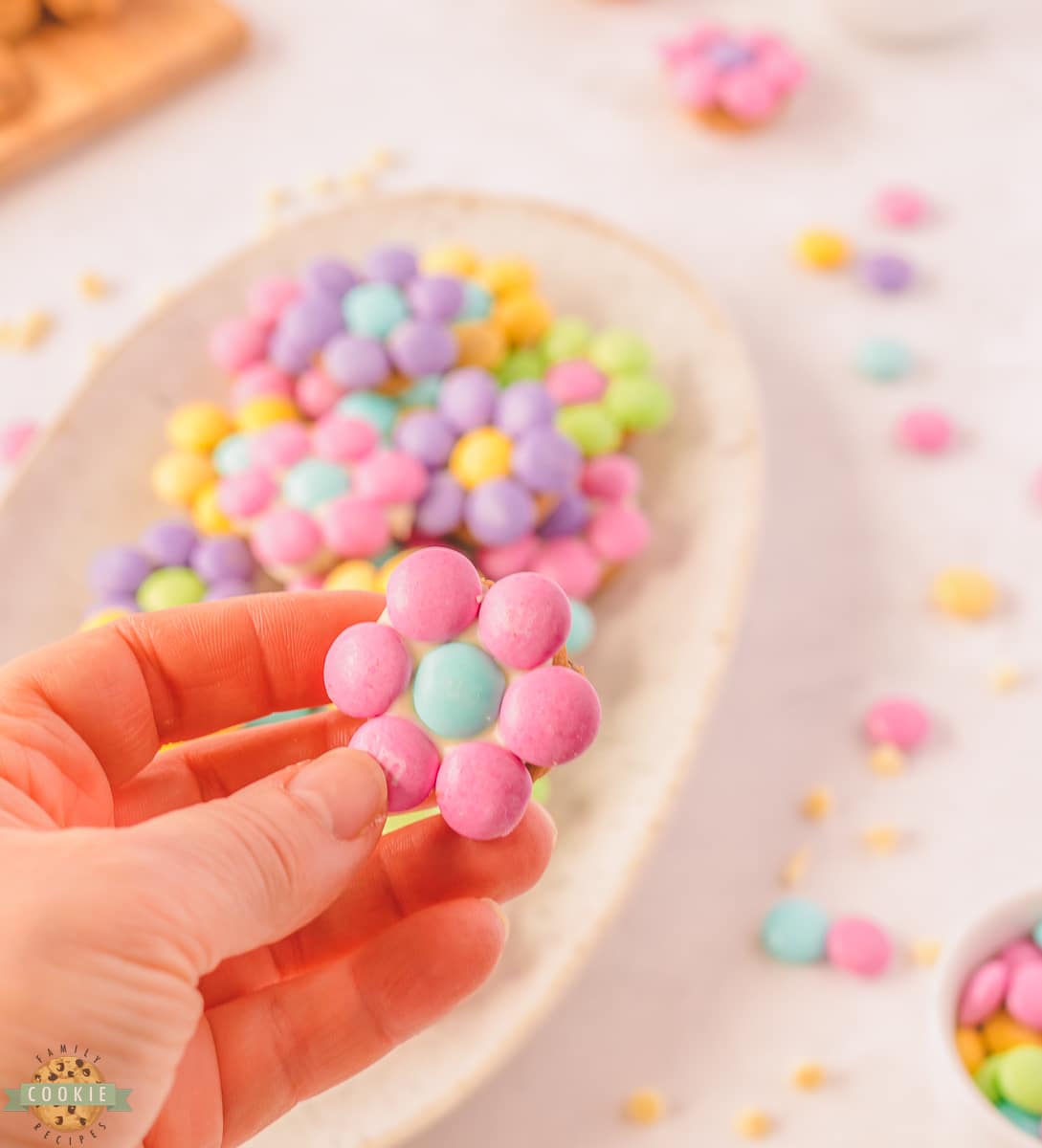 cute candy flowers on cookies