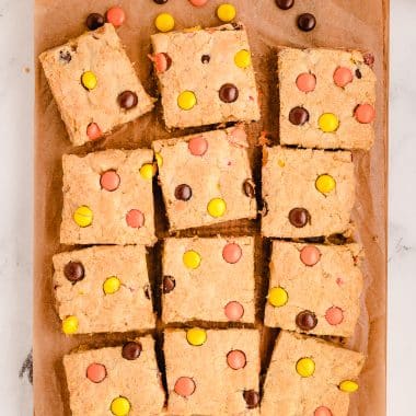reese's cookie bars ut into squares