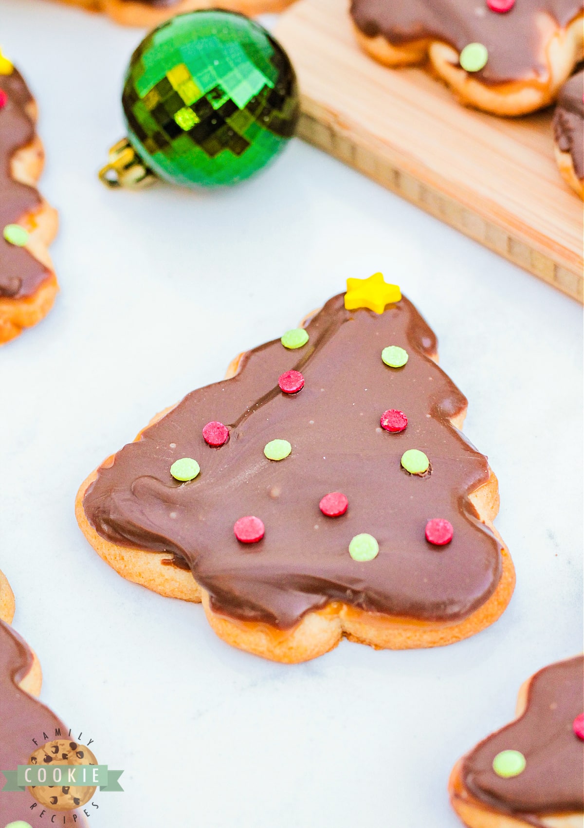 Sugar cookie topped with caramel and chocolate. 