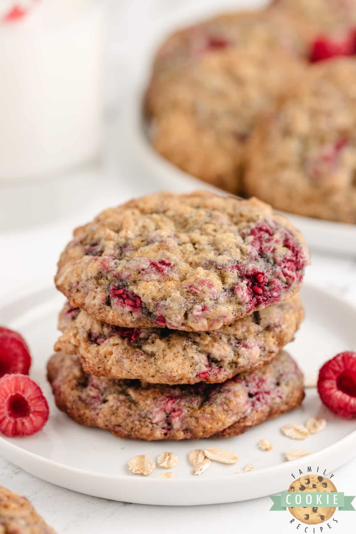 Oatmeal cookies with raspberries. 