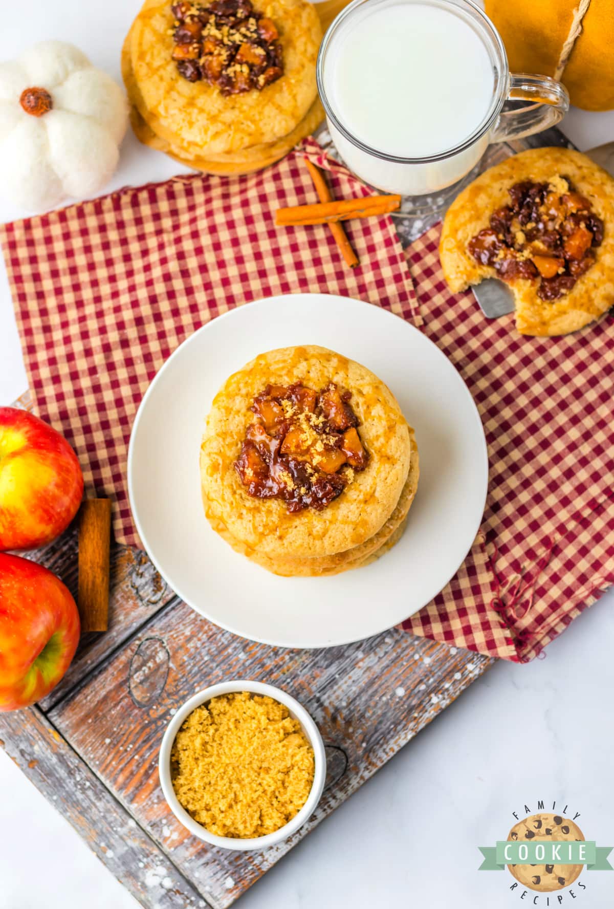 Cinnamon cookies with apple filling. 