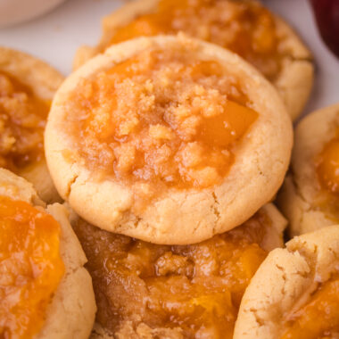 peach cobbler cookies with brown sugar topping