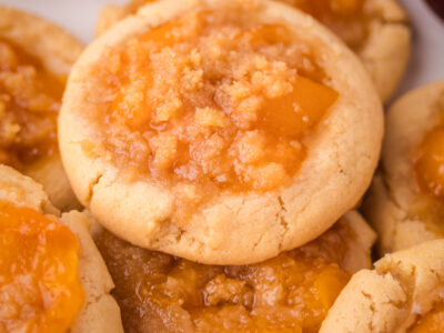 peach cobbler cookies with brown sugar topping