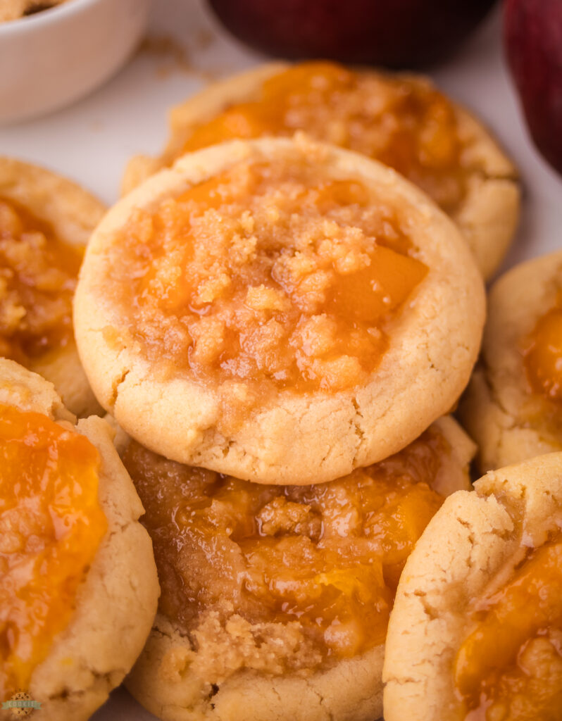 peach cobbler cookies with brown sugar topping