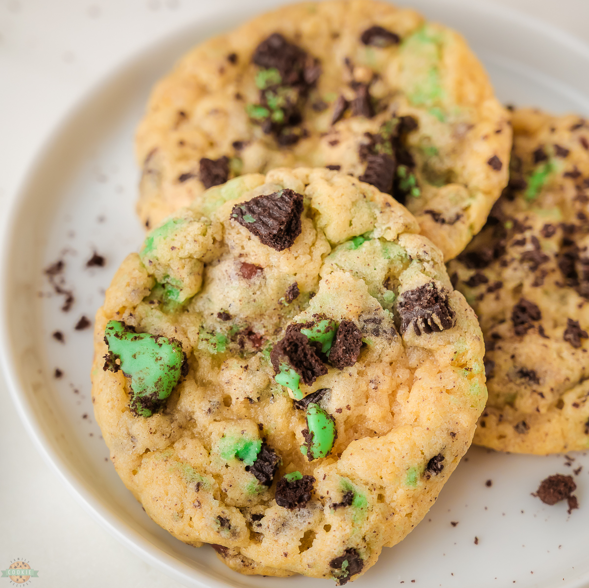 chocolate chip cookies with mint oreos in them